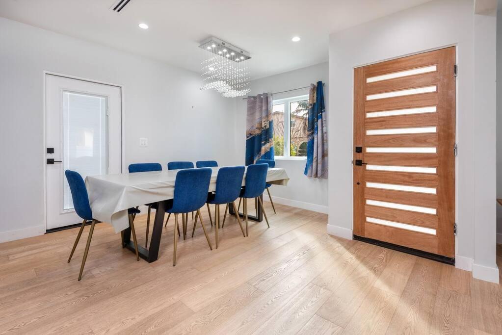 Prime Location, Stylish Space: 3Br Home With Bbq - Los Angeles — Photos 3